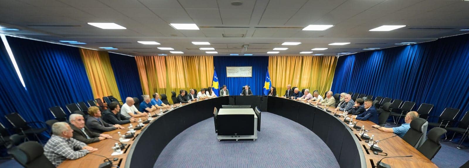 IKKL Diskuton me Kryeministrin dhe Ish të Burgosurit Politikë për Dokumentimin e Krimeve të Luftës