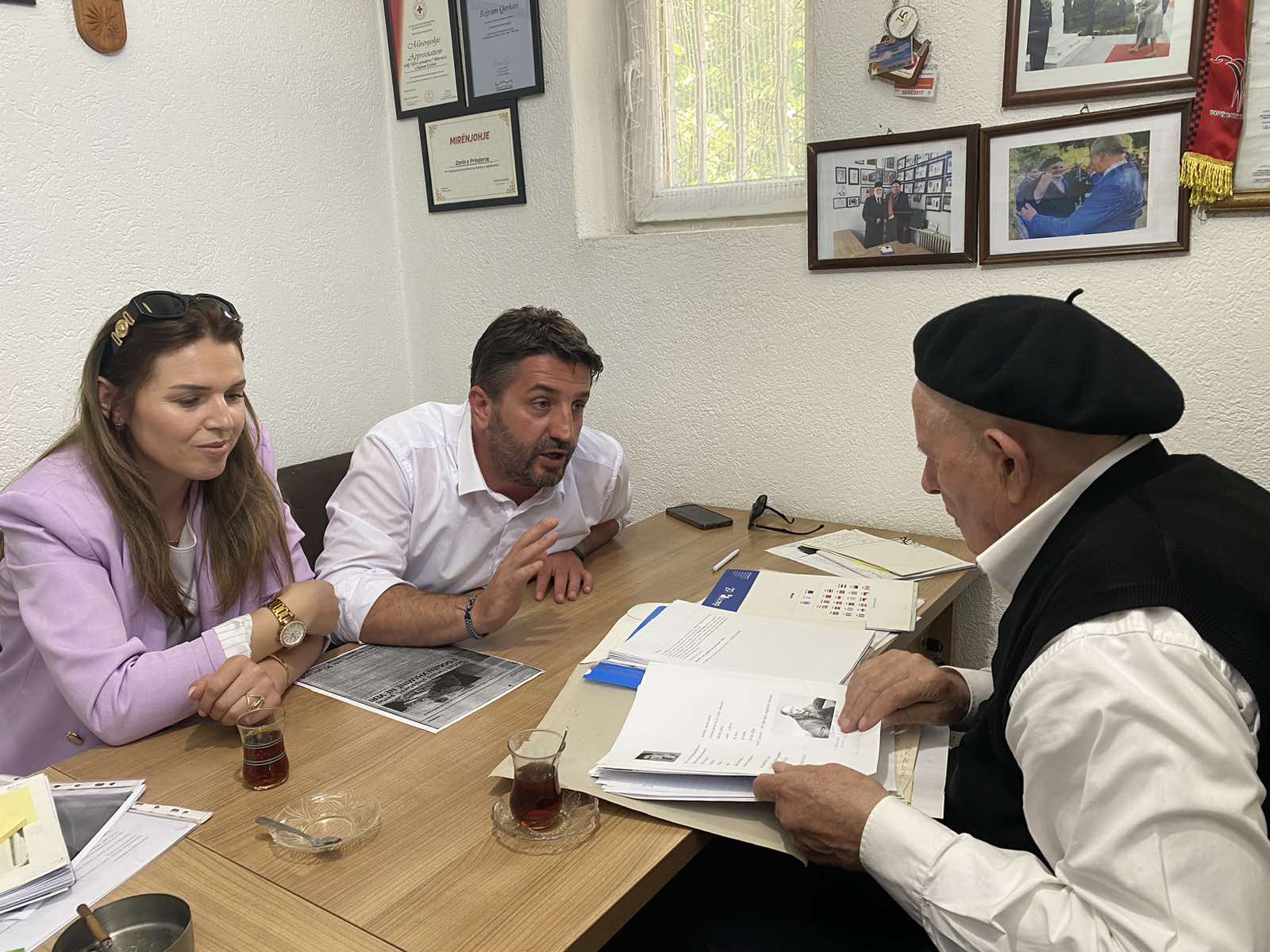 Drejtori i IKKL Viziton Shoqatën ‘Zëri i Prindërve’ për Pranim-Dorëzim të Materialeve Historike