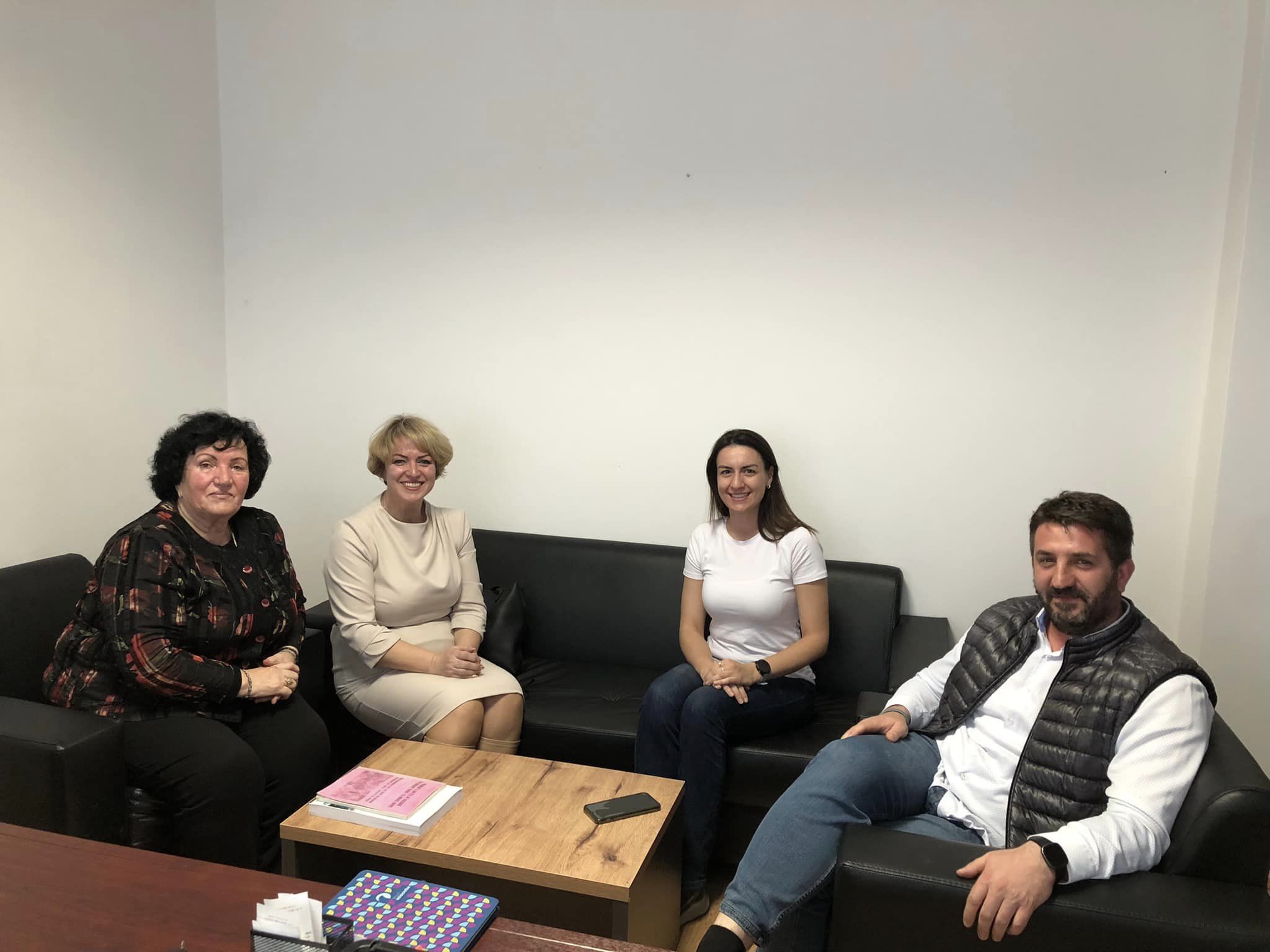 IKKL Pranon Dhuratë Dy Libra të Rëndësishëm për Dokumentimin e Luftës në Kosovë