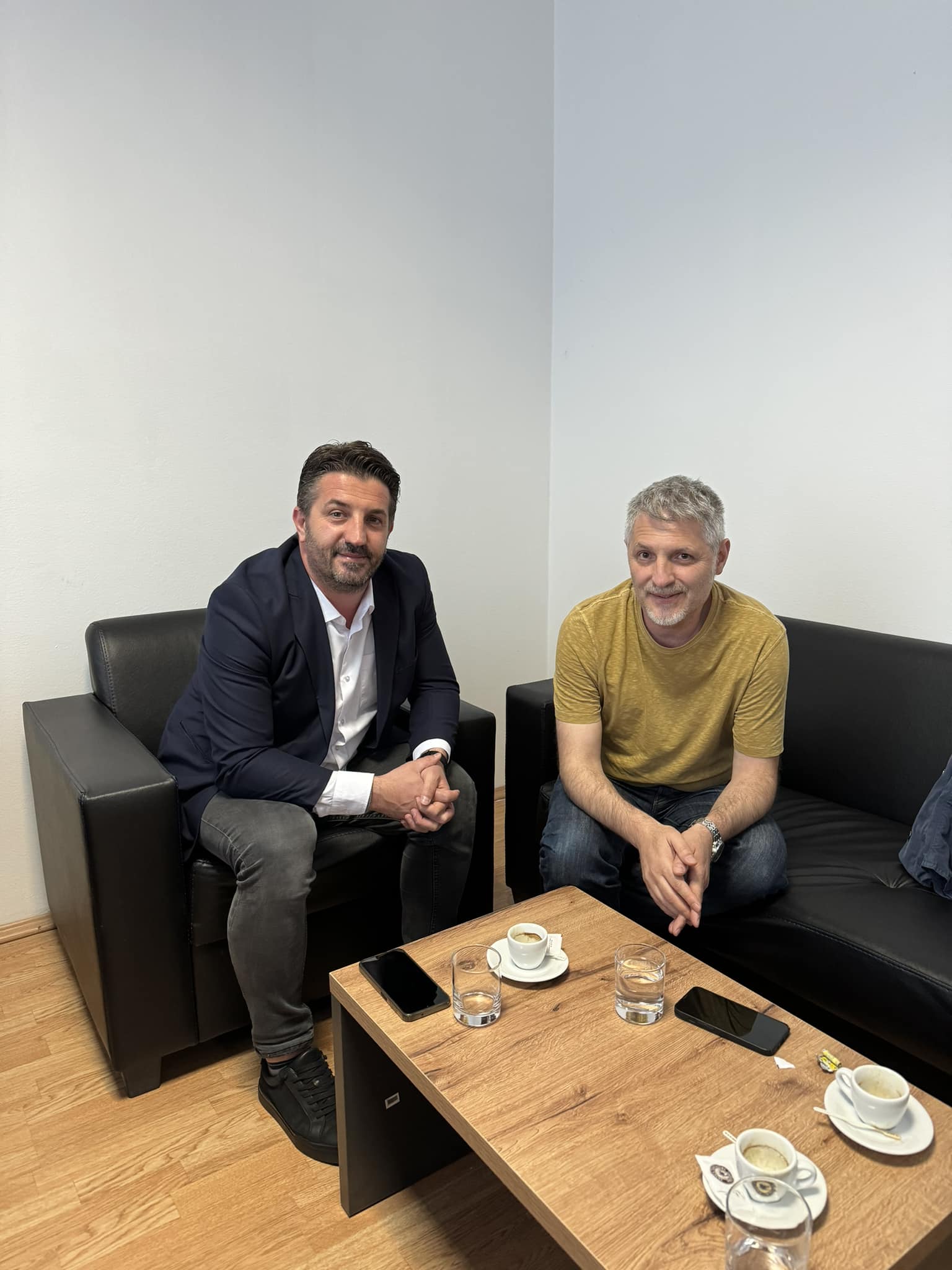 Fotografi Besnik Mehmed Dhuron Koleksionin e Fotografive të Luftës në IKKL
