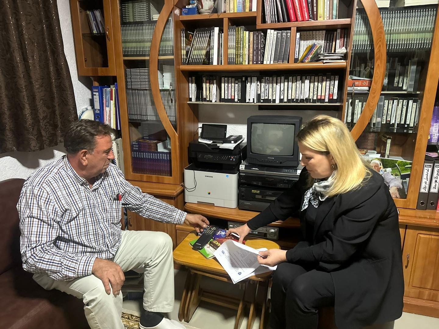 Z. Hasan Morina i dorëzoi IKKL-së materiale që dëshmojnë për krimet e kryera gjatë luftës në rajonin e Rahovecit