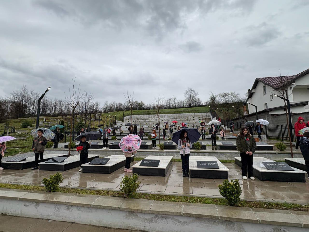 Drejtori Ekzekutiv i IKKL-së mori pjesë sot në tubimet përkujtimore të 26-vjetorit të masakrave në Krushë të Madhe dhe Krushë të Vogël.