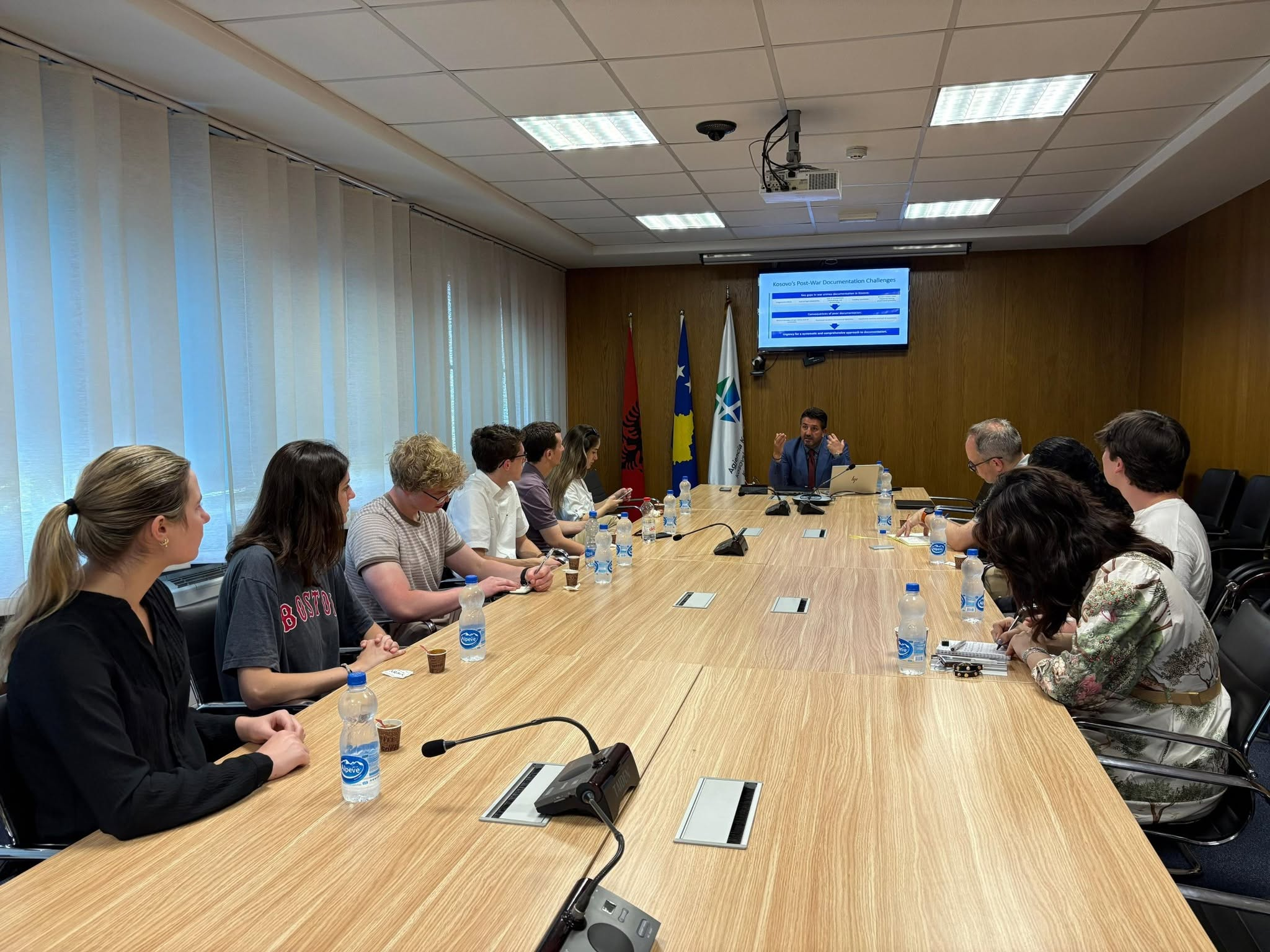 Sot, Drejtori Ekzekutiv i IKKL-së, mirëpriti në ambientet e Institutit Prof. Victor Peskin (Arizona State University) dhe Prof. Mietek Boduszyński (Pomona College), si dhe një grup studentësh nga Universiteti i South Carolina