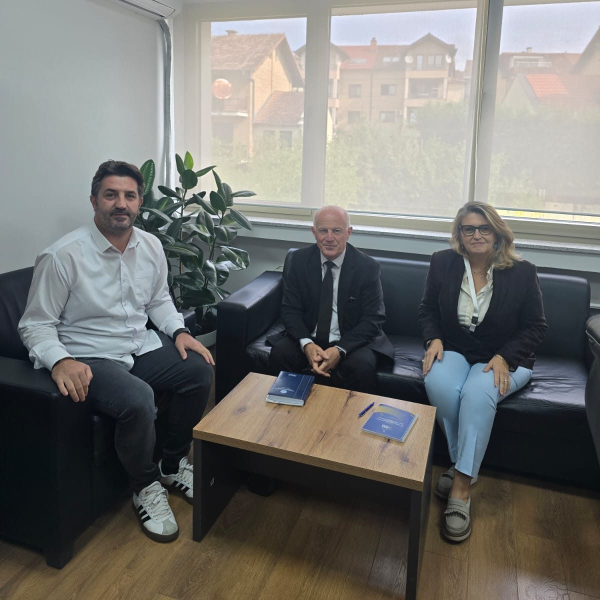 Në ambientet e Institutit, patëm kënaqësinë të presim në vizitë z. Zef Shala, themelues i Shoqatës Humanitare “Nëna Tereza”