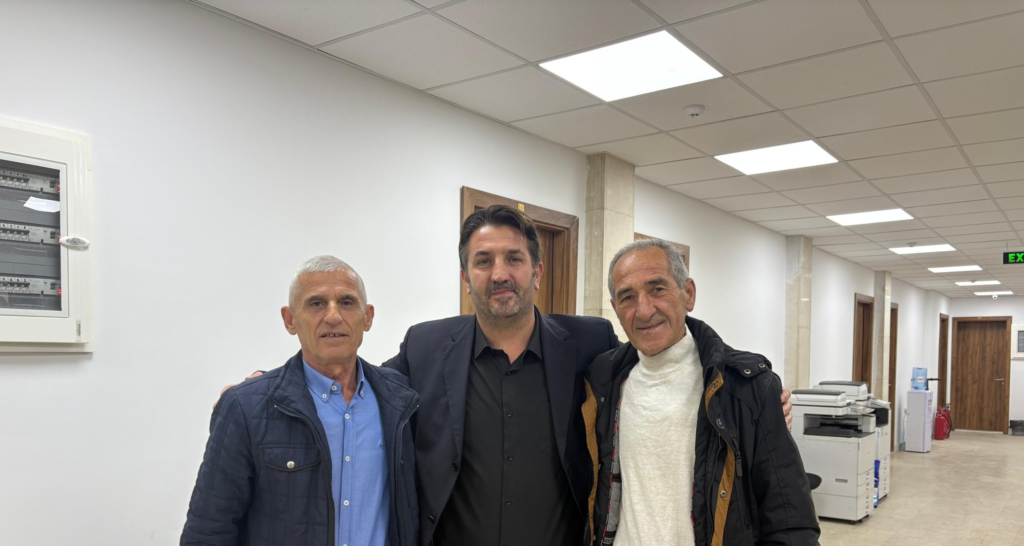 Sot, patëm kënaqësinë të presim në vizitë dy zotërinj të nderuar: z. Fadil Muqolli, i cili humbi familjen e tij në masakrën e Poklekut ku u vranë 53 civile, dhe z. Imer Deliu, i cili humbi 23 anëtarë të familjes në masakrën ndaj familjes Deliu.