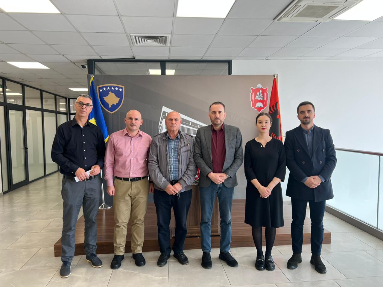 Në vazhdën e takimeve me autoritetet e komunave të Kosovës, në territorin e të cilave do të bëhet dokumentimi i kujtesës së 10 masakrave, sot, datë 31 tetor 2025, u takuam me zyrtarë të Komunës së Lipjanit.