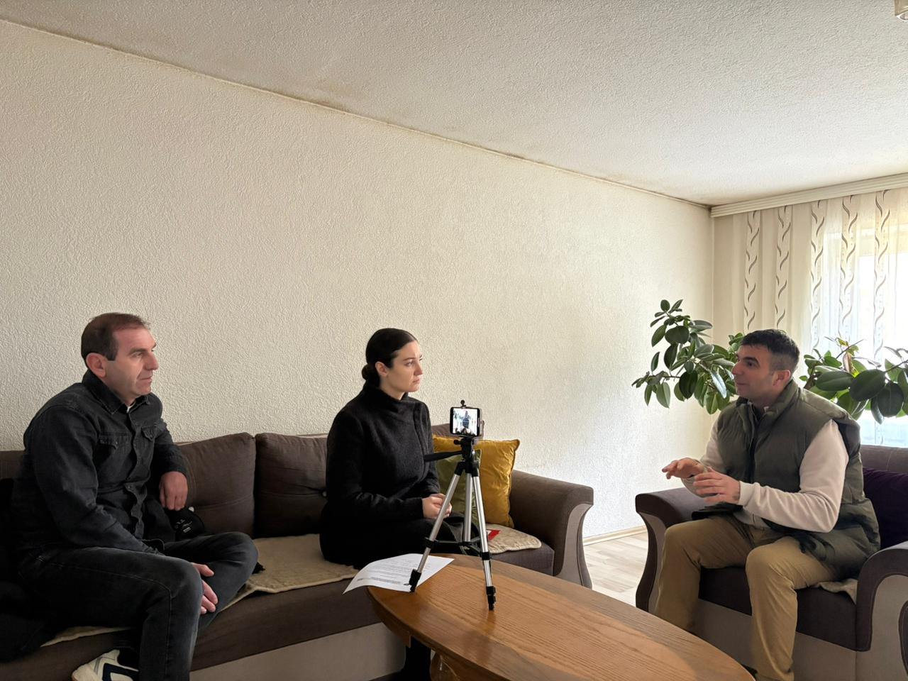 Për të dokumentuar të vërtetën e plotë për atë që kishte ndodhur në Reçak, përtej shumë dëshmive autentike që ekzistojnë në IKKL, hulumtuesit tanë kanë zhvilluar një intervistë të detajuar me një nga të mbijetuarit e kësaj masakre që tronditi botën dhe ndryshoi rrjedhën e historisë së Kosovës.