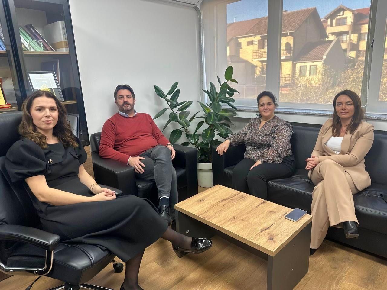 Drejtori Ekzekutiv i IKKL-së priti në takim znj. Leonora Selmani, Kryetare e Komisionit Qeveritar për Njohjen dhe Verifikimin e Statusit të Personave të Dhunuar gjatë Luftës në Kosovë.