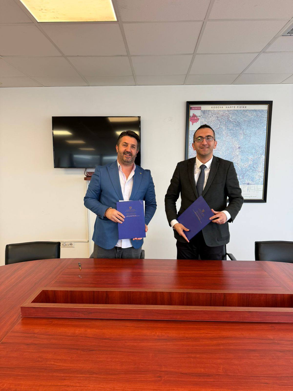 Sot, IKKL ka nënshkruar dy marrëveshje të rëndësishme bashkëpunimi, të cilat forcojnë kapacitetet institucionale në funksion të dokumentimit të krimeve të luftës dhe avancimit profesional.